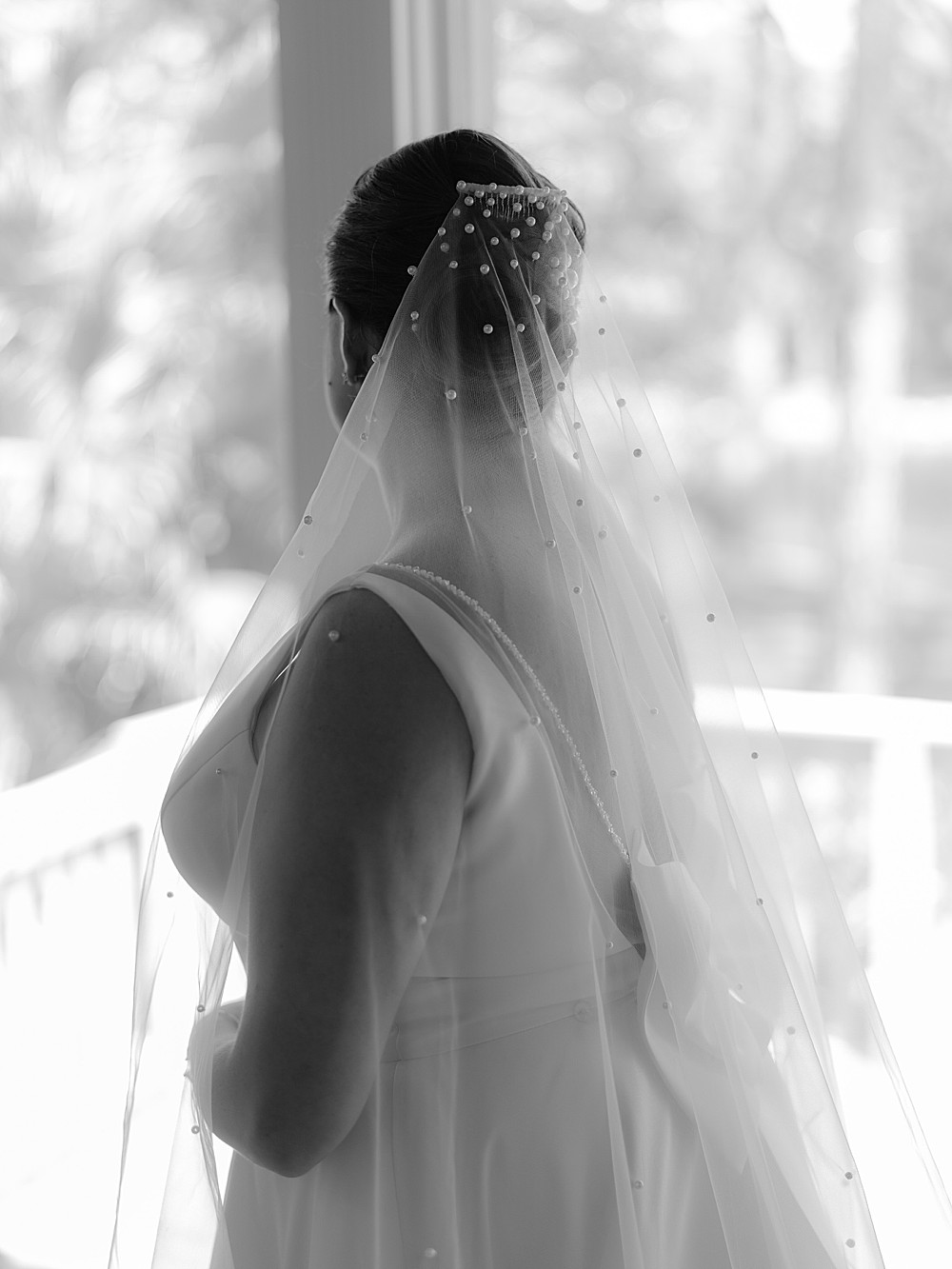 Wedding veil with small pearl deatil
