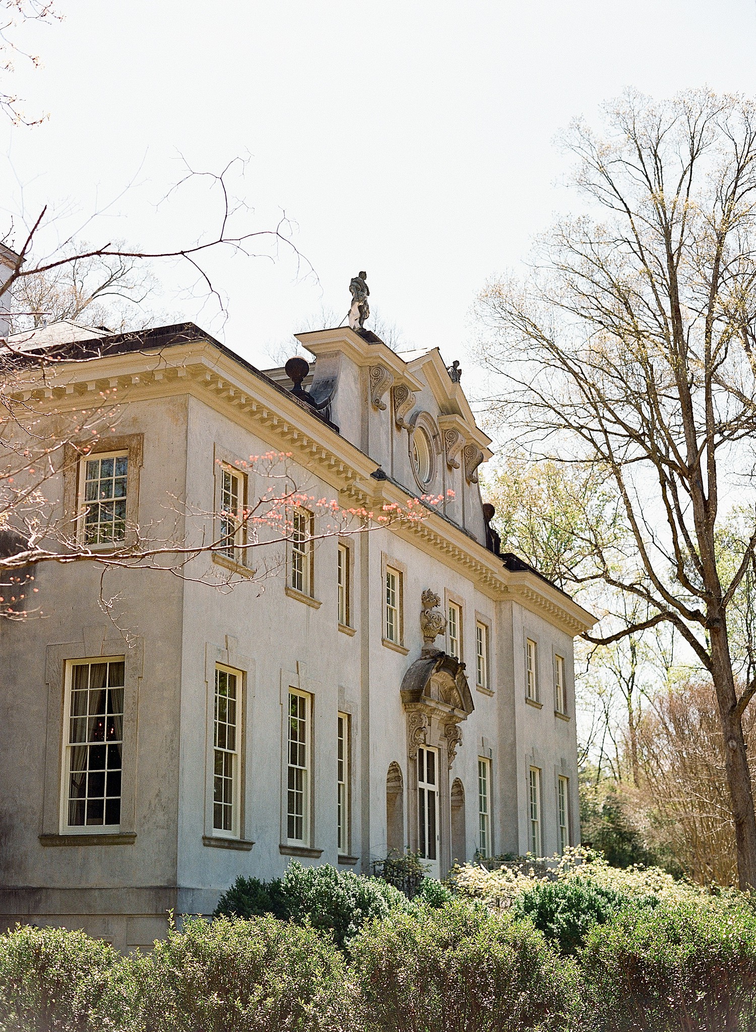 Side view of the Swan House in Atlanta, GA